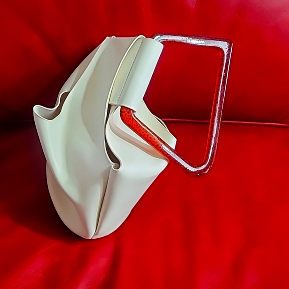 Elegant Cream Handbag with Wooden Handle - Picture 5 of 9